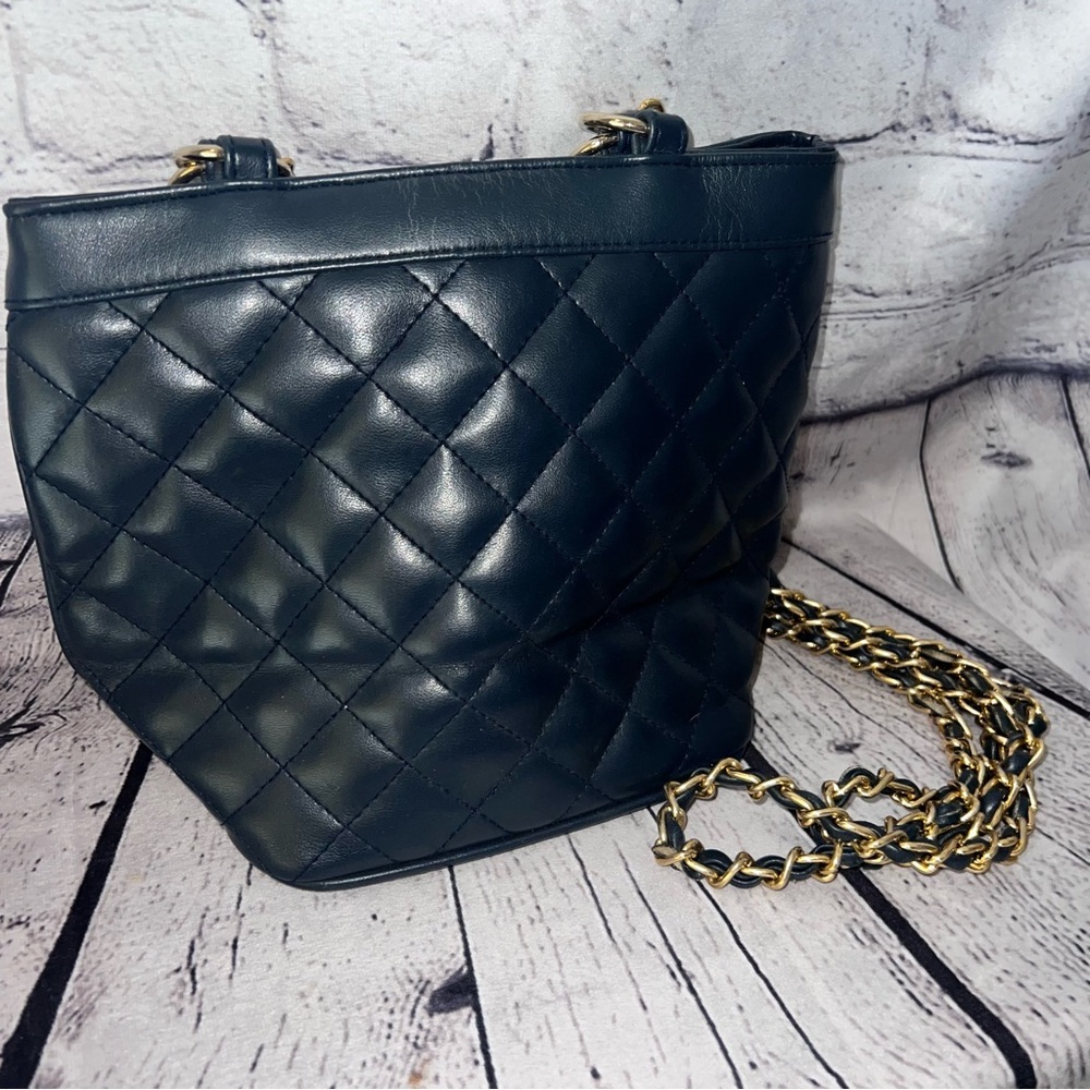 Casual Corner Vintage 90’s Quilted Navy Blue Bucket Bag with Gold Chain‎ Strap